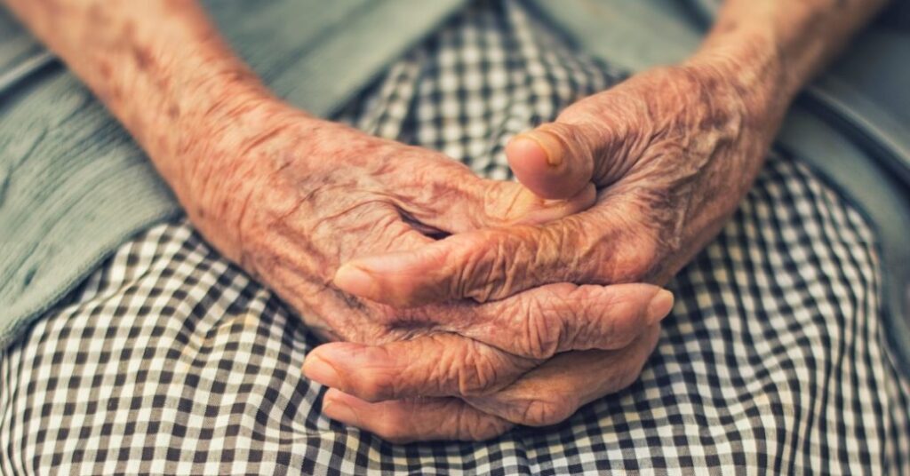 Il contadino invisibile. Una contadina è andata via. Mille contadine arriveranno